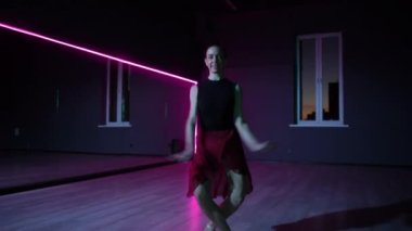Canlı kamera. Neon ışıklı, karanlık bir koreografi salonunda dans eden güzel bir balerinin zarif hareketleri.
