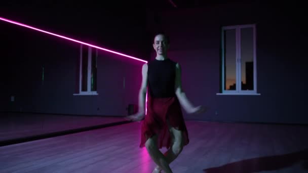 Videocamera Diretta Movimenti Graziosi Una Bella Ballerina Danzante Una Sala — Video Stock