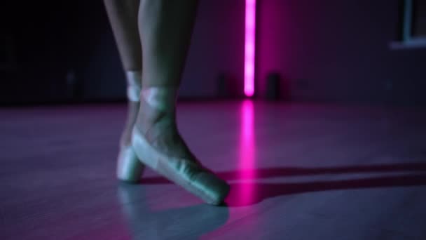 Videocamera Diretta Primo Piano Dei Movimenti Aggraziati Una Ballerina Danzante — Video Stock