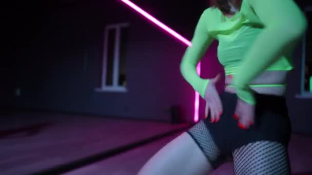 Kamera Żywo Dziewczyna Tańcząca Jasnym Kostiumie Scenicznym Tańcząca Twerka Taniec — Wideo stockowe