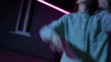 Canlı kamera. Uzun saçlı bir kız, neon ışıklı karanlık bir koreografi salonunda dans ediyor. Genç ve yetenekli bir dansçı tarafından gerçekleştirilen dinamik modern dans