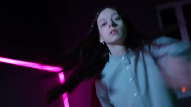 现场摄像头 一个女孩带着霓虹灯照明的镜子 在黑暗的舞蹈大厅里跳着动态的现代舞 — 图库视频影像