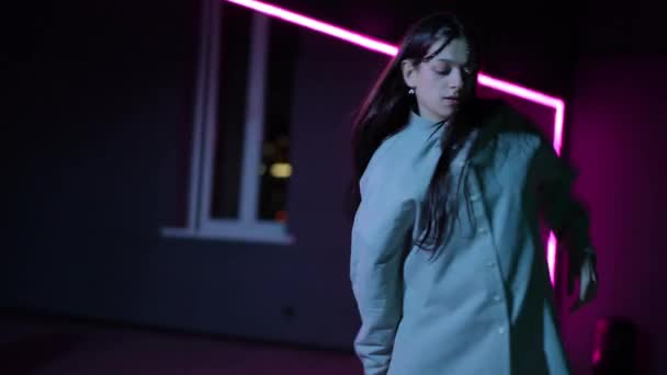 Canlı Kamera Karanlık Bir Koreografi Salonunda Neon Işıkla Dans Eden — Stok video