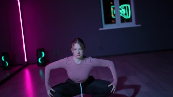 Živě Současný Tanec Choreografickém Sále Neonově Osvětlenými Zrcadly — Stock video