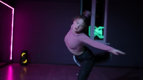 ライブカメラ ネオンが照らした鏡で現代舞踊する少女 — ストック動画