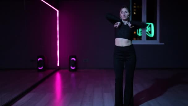 ライブカメラ ネオンが照らした鏡で振付ホールで踊る女性 エキサイティングで自給自足のワッキングスタイル — ストック動画