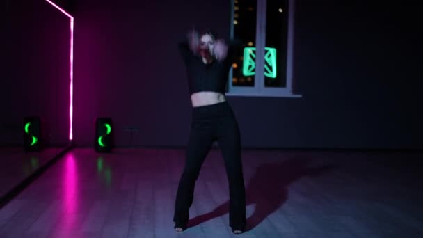 Canlı Kamera Karanlık Bir Koreografi Salonunda Neon Işıklı Dans Eden — Stok video