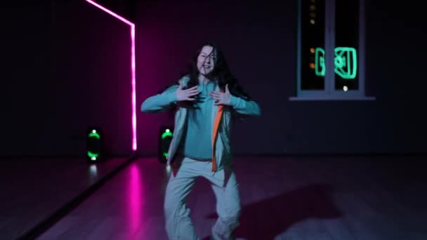 Canlı Kamera Karanlık Bir Koreografi Salonunda Neon Işıklı Aynalarla Hip — Stok video