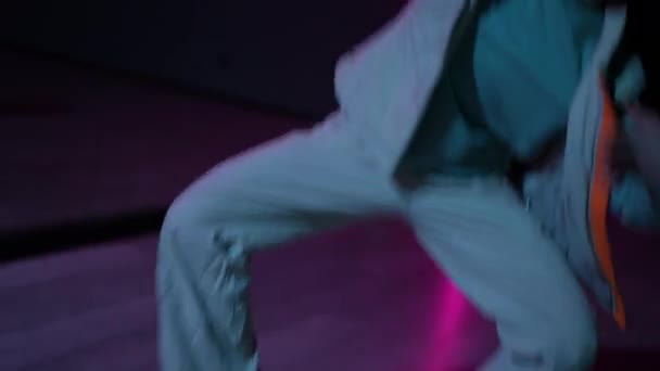 Live Kamera Nahaufnahme Ein Mädchen Tanzt Energiegeladenen Hip Hop Einer — Stockvideo