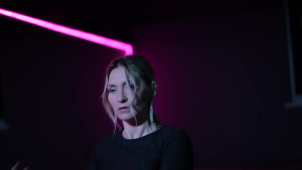 Live Kamera Tanzende Frau Einem Choreographischen Saal Mit Neonlicht Nahaufnahme — Stockvideo