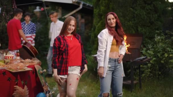 Deux Filles Amusent Devant Caméra Compagnie Amis Lors Barbecue Arrière — Video
