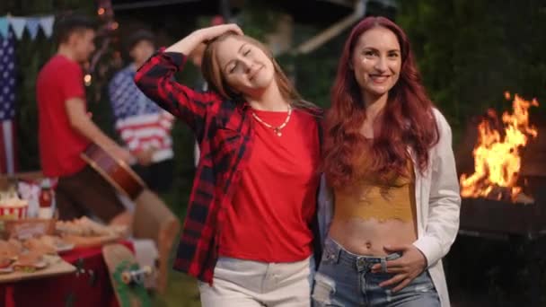 Duas Meninas Companhia Amigos Churrasco Posar Para Câmera Sorrir Amplamente — Vídeo de Stock
