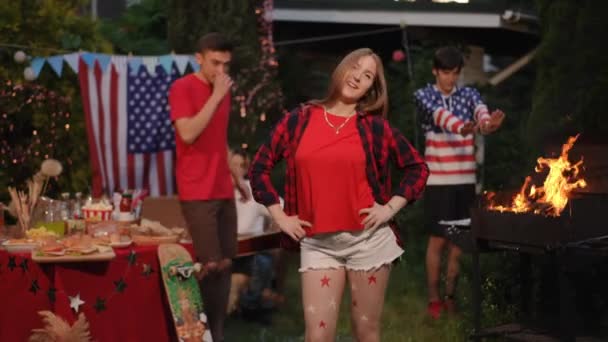 Vordergrund Steht Ein Fröhliches Mädchen Gesellschaft Von Freunden Unabhängigkeitstag Juli — Stockvideo