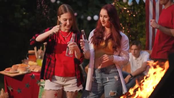 Las Chicas Están Divirtiendo Junto Fuego Compañía Amigos Abriendo Bebiendo — Vídeo de stock