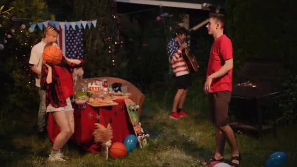 一群朋友在户外聚会上玩得很开心 独立日休闲活动 — 图库视频影像