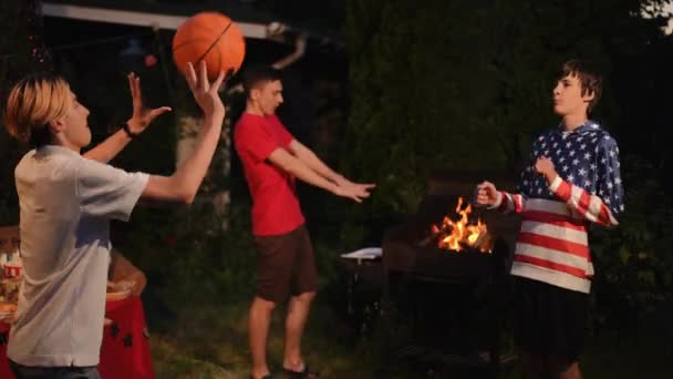 Genç Bir Partide Arkadaşlarıyla Basketbol Oynuyor Dışarıda Oyun Oynarız — Stok video