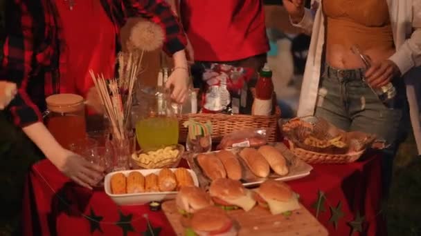 Близько Традиційної Американської Їжі Американське Дозвілля Компанії Людей Відкритому Повітрі — стокове відео
