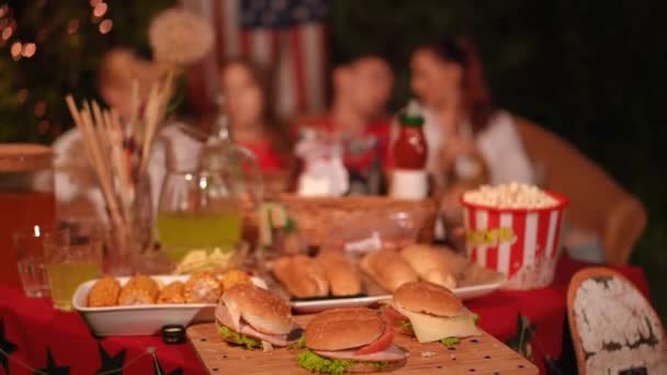 Tutup Meja Dengan Makanan Dan Minuman Sebuah Pesta Luar Ruangan — Stok Video