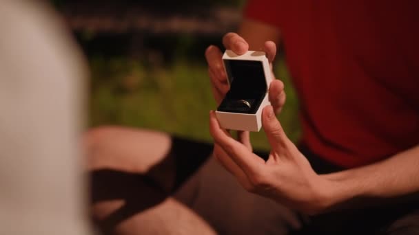 Nahaufnahme Männliche Hände Öffnen Eine Schachtel Mit Einem Ehering Frauenhände — Stockvideo