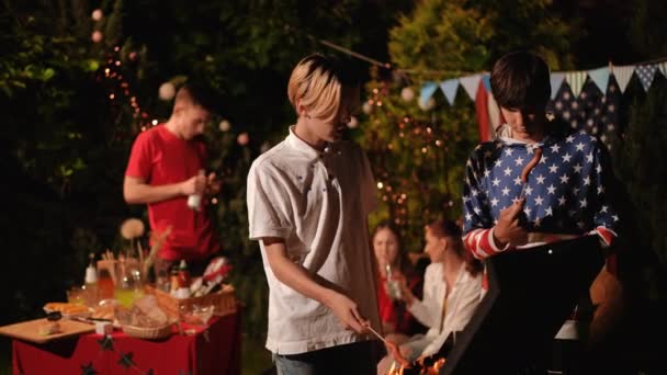 Celebrando Dia Independência Dia Julho Livre Adolescentes Fritam Salsichas Grelha — Vídeo de Stock
