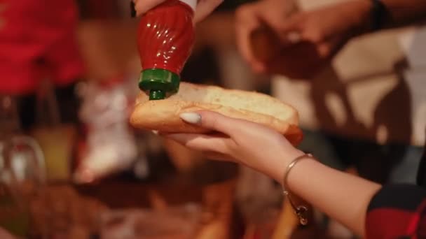 Close Mãos Humanas Engraxam Pães Cachorro Quente Com Ketchup Mostarda — Vídeo de Stock