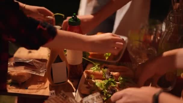Arkadaşlarla Açık Hava Partisinde Masada Hazır Sosisli Sandviç Yapıyorduk Parti — Stok video