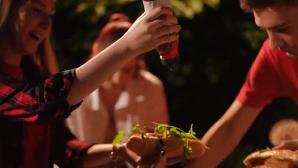 Comida Festiva Aire Libre Con Amigos Vecinos Chicos Chicas Generosamente — Vídeo de stock