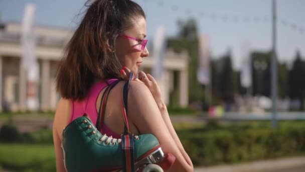 Close Uma Menina Bonita Com Cabelos Longos Vestindo Óculos Fica — Vídeo de Stock