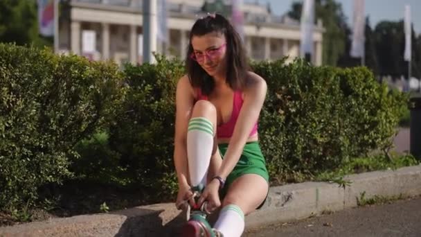 Una Hermosa Chica Con Gafas Sentada Aire Libre Día Soleado — Vídeos de Stock