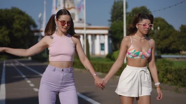 Movimento Lento Duas Meninas Bonitas Com Óculos Patins Parque Cidade — Vídeo de Stock