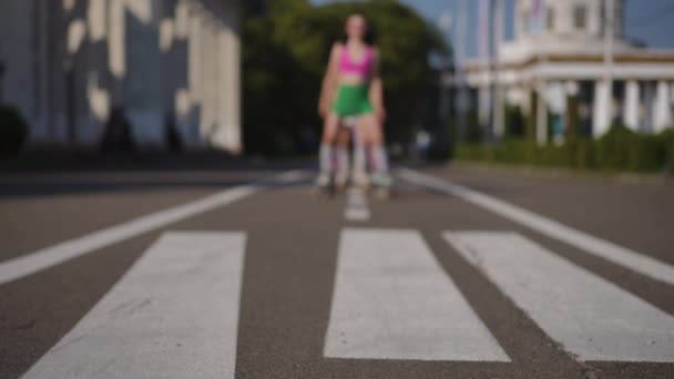 Vier Meisjes Rolschaatsen Gaan Naar Beat Een Stadspark Een Ander — Stockvideo