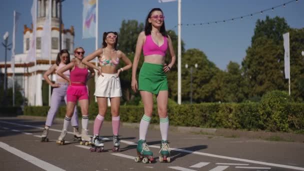 Four Girls Roller Skates Move Beat City Park Bright Sunny — Stock Video