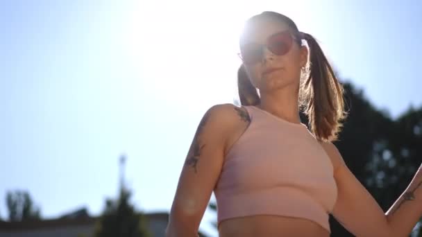 Uma Menina Óculos Sol Gira Alegremente Parque Cidade Dia Ensolarado — Vídeo de Stock