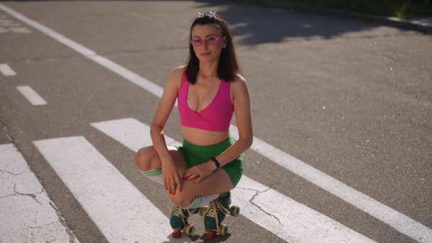 Wanita Cantik Berkacamata Hitam Sepatu Roda Membungkuk Melihat Kamera Dan — Stok Video