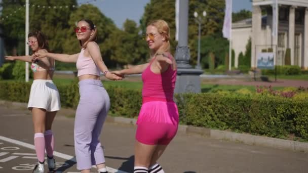 Trois Jeunes Femmes Sur Patins Roulettes Pratiquent Des Éléments Danse — Video
