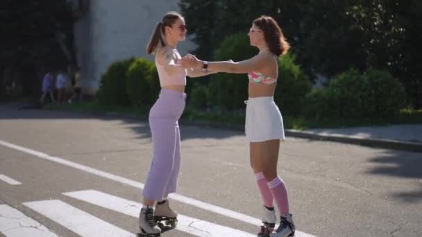 Dança Duas Meninas Bonitas Óculos Sol Patins Rolo Parque Cidade — Vídeo de Stock