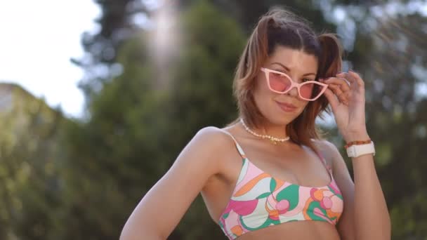 Krásná Mladá Žena Slunečními Brýlemi Dvěma Copánky Hlavě Flirtuje Zatímco — Stock video