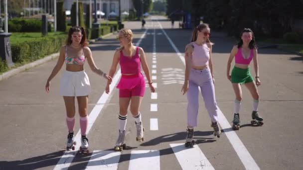 Quatro Jovens Mulheres Óculos Sol Patins Percorrem Parque Cidade Com — Vídeo de Stock
