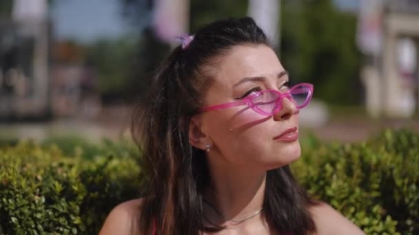 Close Rosto Uma Jovem Mulher Óculos Sol Que Sorri Espreme — Vídeo de Stock