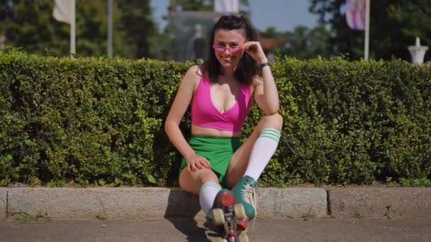 Krásná Žena Kolečkových Bruslích Sedí Městském Parku Horkého Slunečného Dne — Stock video