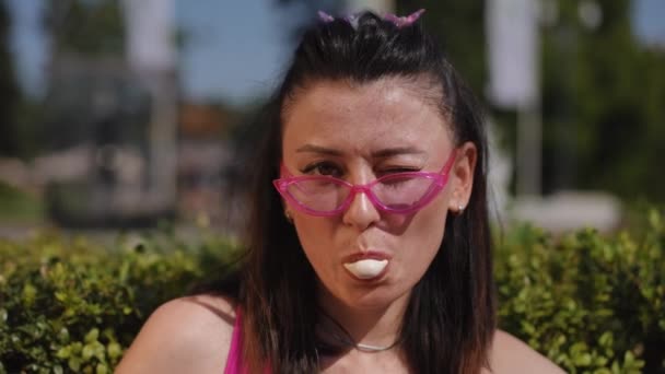 Face Woman Sunglasses Who Inflates Bubble Gum Ball Looks Camera — Stock Video