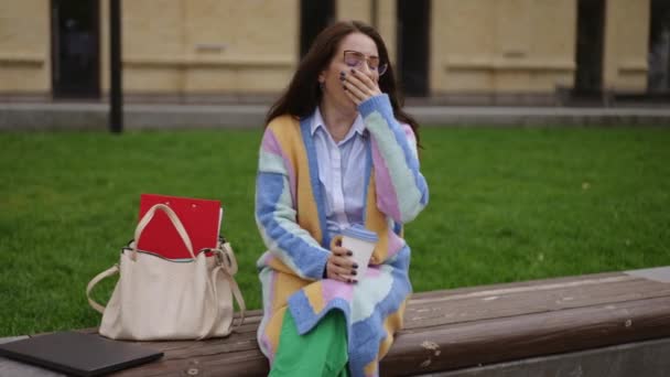 Młoda Piękna Kobieta Okularach Plastikową Filiżanką Kawy Ręku Ziewa Siedząc — Wideo stockowe