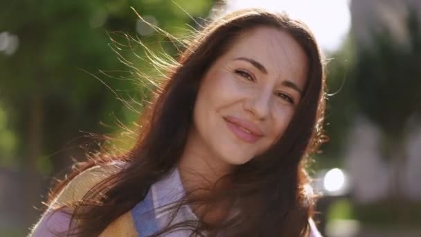 Een Mooie Vrouw Met Lang Haar Kijkt Naar Camera Glimlacht — Stockvideo