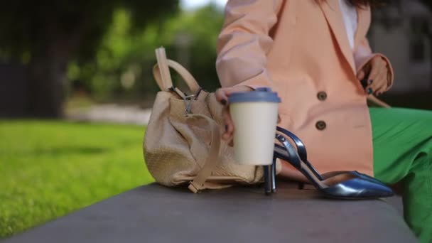 Žena Sedí Lavičce Parku Žena Položí Šálek Kávy Jedno Použití — Stock video