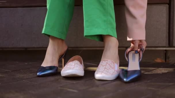 Μια Γυναίκα Αλλάζει Παπούτσια Πριν Από Μια Επαγγελματική Συνάντηση Κάθεται — Αρχείο Βίντεο