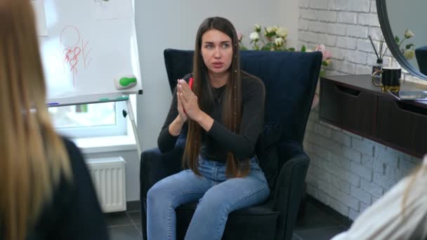 Μια Γυναίκα Λέκτορας Κάθεται Μια Καρέκλα Και Gesturing Χέρια Της — Αρχείο Βίντεο
