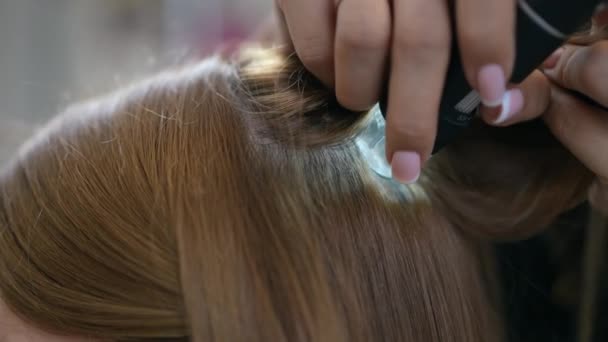 女性のトリコロジストは 頭皮の状態を見ることができるトリコスコープを使用する方法を示しています クローズアップ — ストック動画