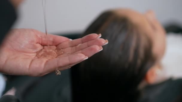 Yakın Plan Bir Kadın Kuaför Eline Şampuan Döker Sandalyede Yatan — Stok video