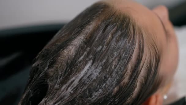 Zbliżenie Głowy Dziewczyny Szamponem Mokrych Włosach Kobieta Fryzjer Masuje Rozprowadza — Wideo stockowe