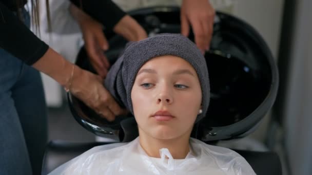 Kobieta Fryzjer Pokazuje Jak Prawidłowo Owinąć Ręcznik Wokół Głowy Klienta — Wideo stockowe